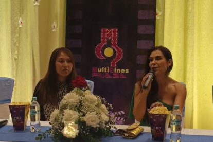 Carla Ortiz hablando con los asistentes a la presentación de su película Un Milagro de Navidad en La Paz