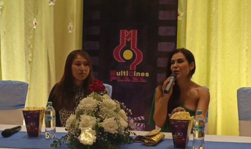 Carla Ortiz hablando con los asistentes a la presentación de su película Un Milagro de Navidad en La Paz