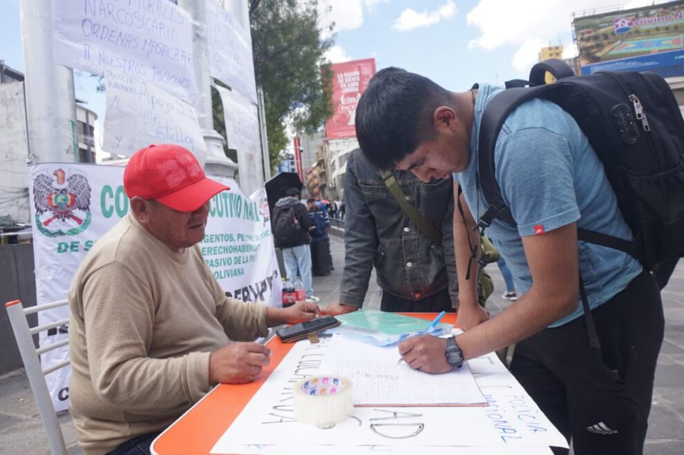 Caso Cotapachi: Familiares y oficiales recolectan firmas en apoyo a subteniente Castellón