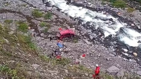 Minibús se embarranca en los Yungas