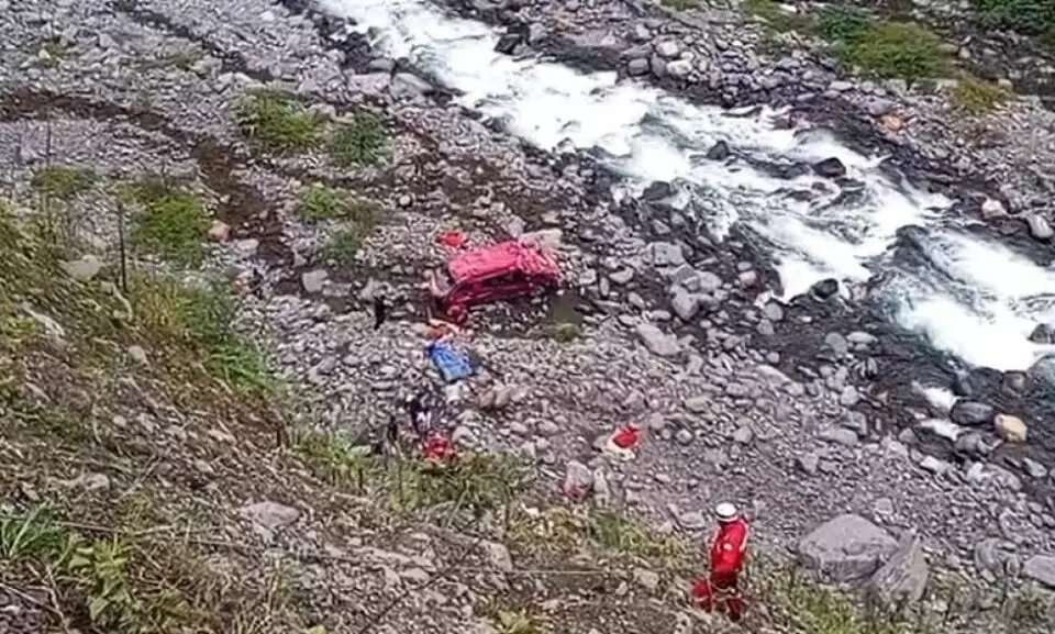 Minibús se embarranca en los Yungas