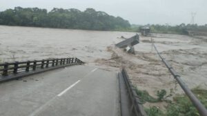 Colapso puente antiguo sobre el río Ichoa
