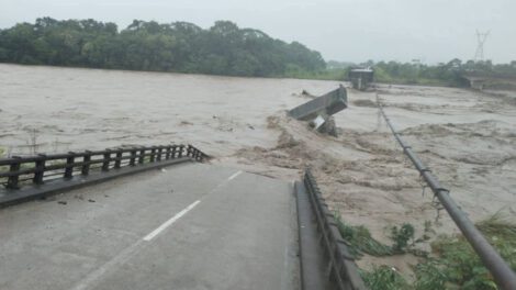 Colapso puente antiguo sobre el río Ichoa