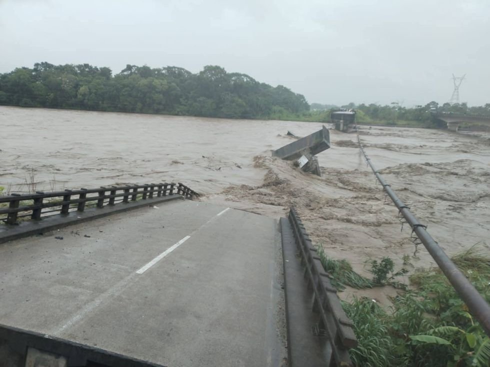 Colapso puente antiguo sobre el río Ichoa