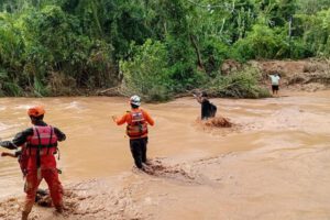 Rescate de personas afectadas por el desborde del río Piraí