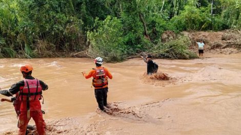 Rescate de personas afectadas por el desborde del río Piraí