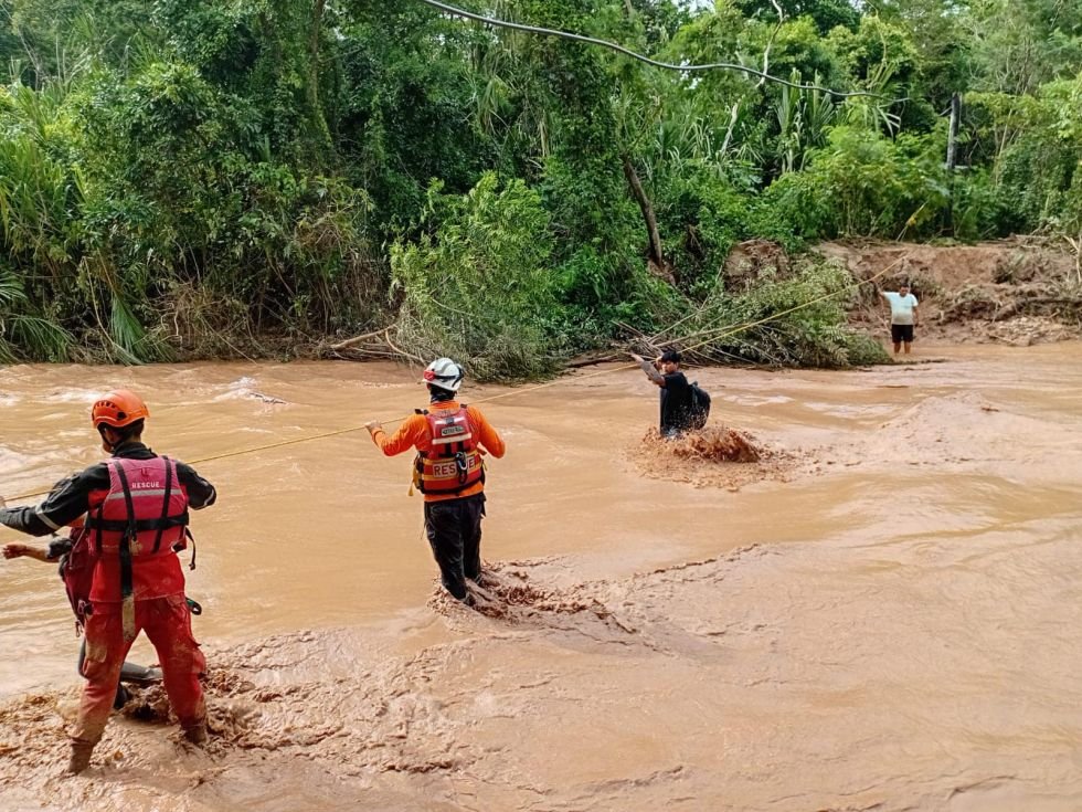 Rescate de personas afectadas por el desborde del río Piraí