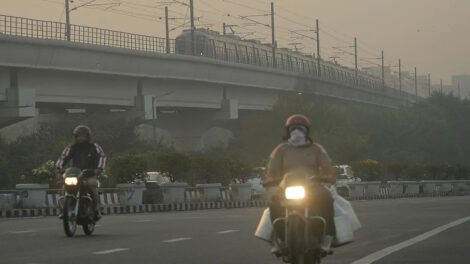 Contaminación severa en Delhi causa tragedia vial
