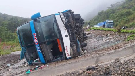 Bus vuelca en la carretera entre Cochabamba y Santa Cruz