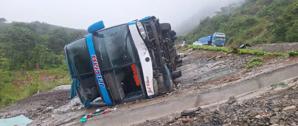 Bus vuelca en la carretera entre Cochabamba y Santa Cruz