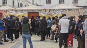 Empadronamiento electoral Oruro en la plaza Manuel de Castro y Padilla
