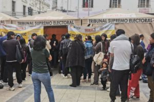 Empadronamiento electoral Oruro en la plaza Manuel de Castro y Padilla