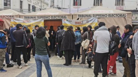 Empadronamiento electoral Oruro en la plaza Manuel de Castro y Padilla