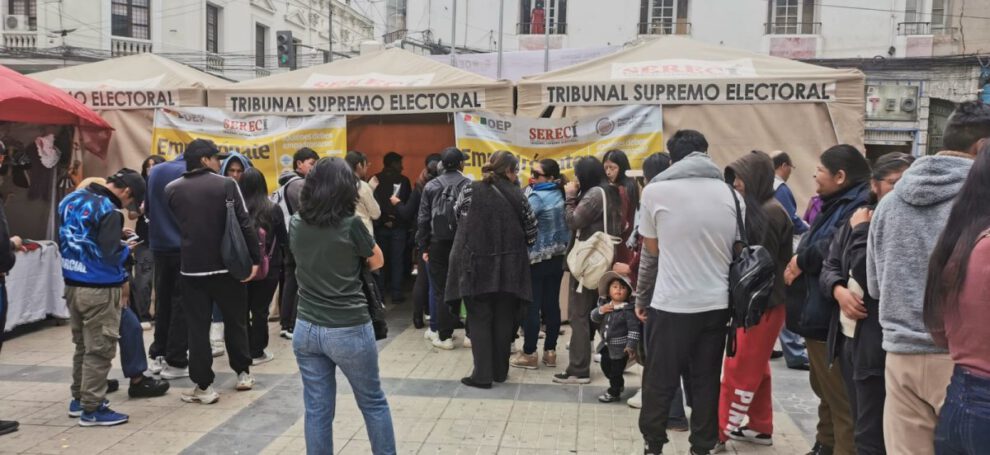 Empadronamiento electoral Oruro en la plaza Manuel de Castro y Padilla