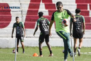 Selección boliviana trabaja en medio de adversidades