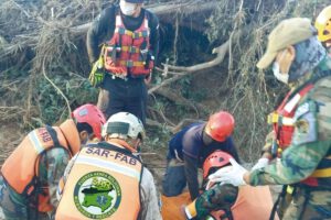 Brigadas de rescate en Santa Cruz recuperan víctimas tras la crecida