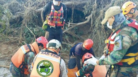 Brigadas de rescate en Santa Cruz recuperan víctimas tras la crecida