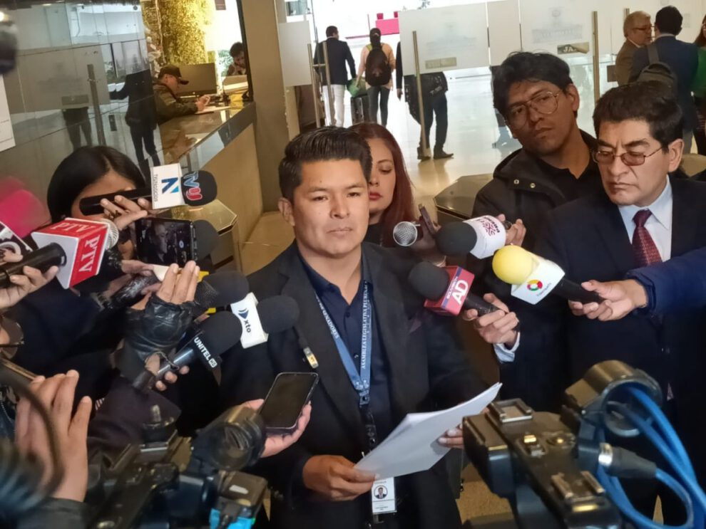 reducción de salarios de autoridades propuesta por Wilder Véliz