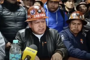 Huelga indefinida mineros exigen renuncia de Rodrigo Paz