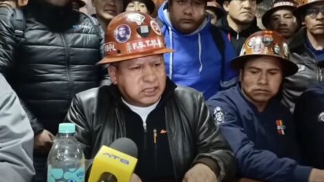 Huelga indefinida mineros exigen renuncia de Rodrigo Paz