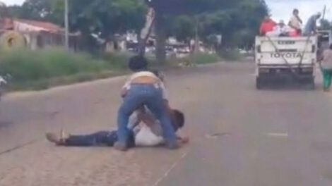 Hombre cae de camioneta en Santa Cruz