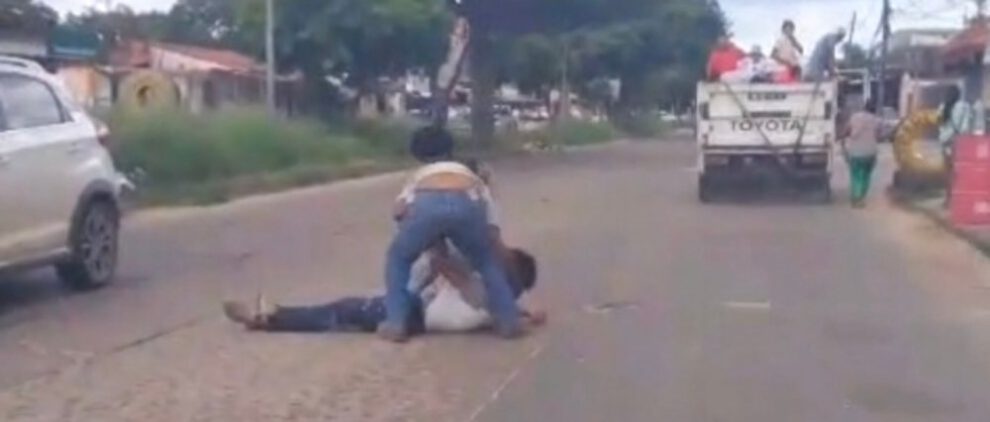 Hombre cae de camioneta en Santa Cruz