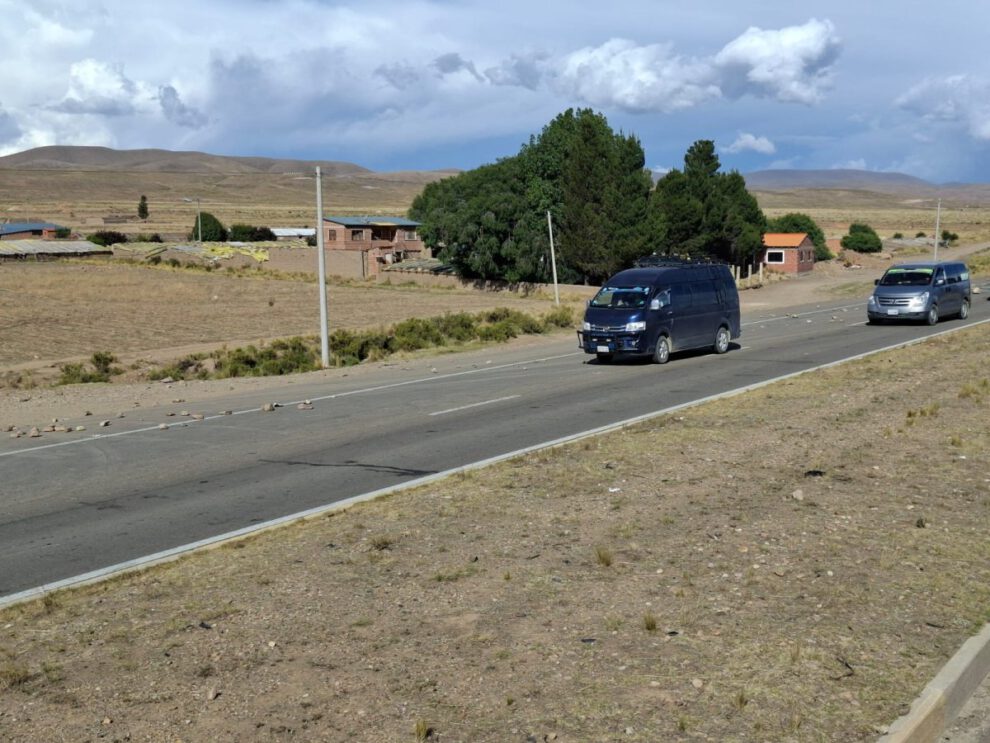 Carretera La Paz-Oruro reanuda su tránsito tras levantamiento de bloqueo