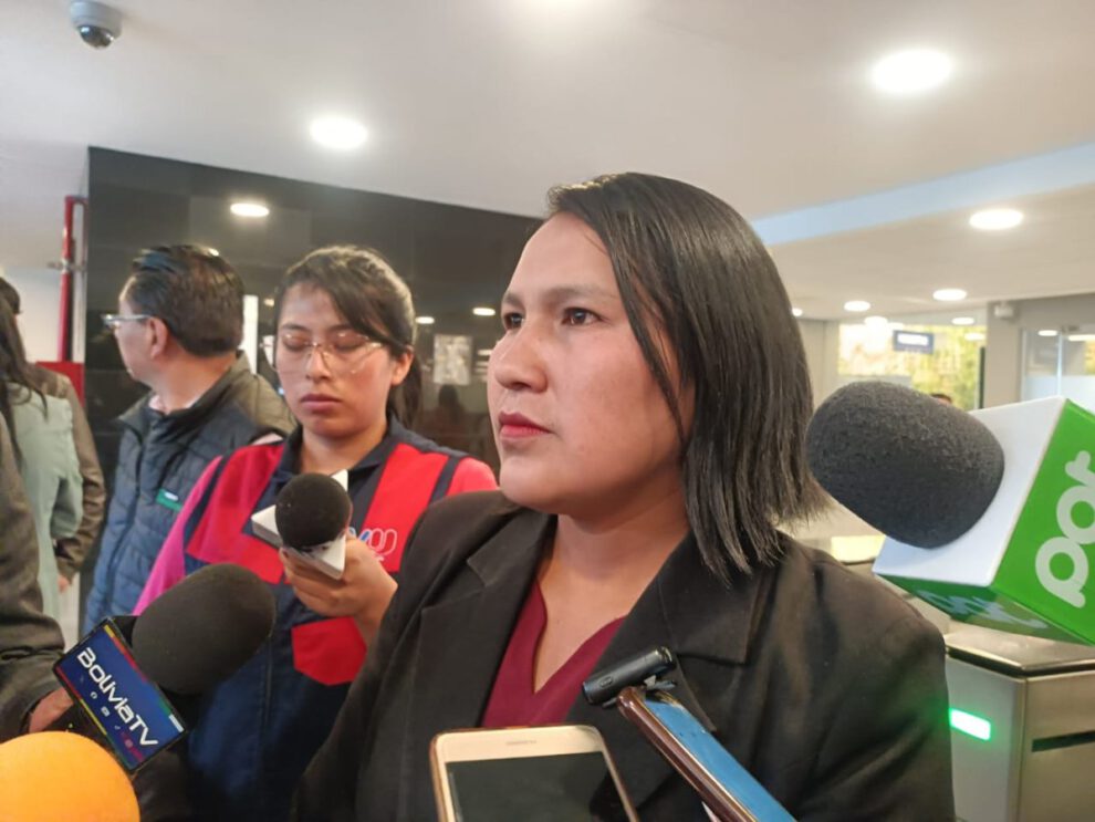 Senadora Pachacute critica decreto 5503