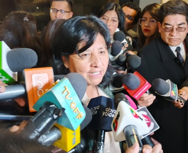 Claudia Bilbao cuestiona a la COB por su inacción