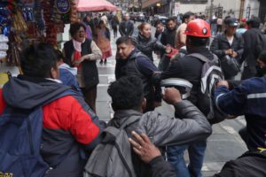 Tensión y violencia en La Paz durante manifestación contra el DS 5503