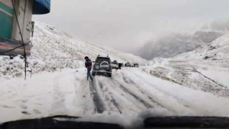 Alerta vial en La Paz por intensa nevada
