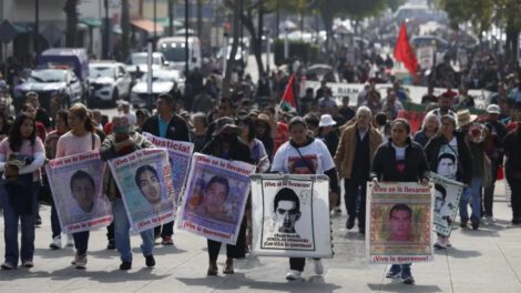 Familias mexicanas de Ayotzinapa encomiendan su lucha a la Virgen