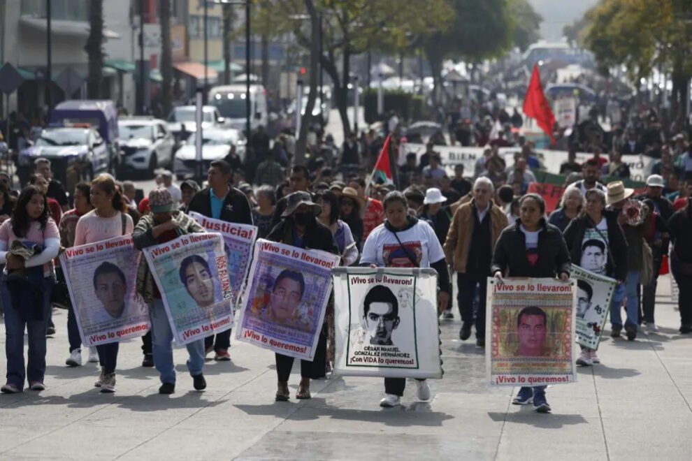 Familias mexicanas de Ayotzinapa encomiendan su lucha a la Virgen