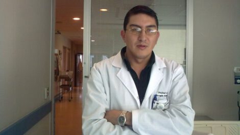 Mauricio Clever Flores Morales, un médico de fe y fortaleza en Oruro