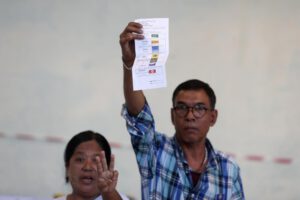 Elecciones en Birmania con poca afluencia y explosiones