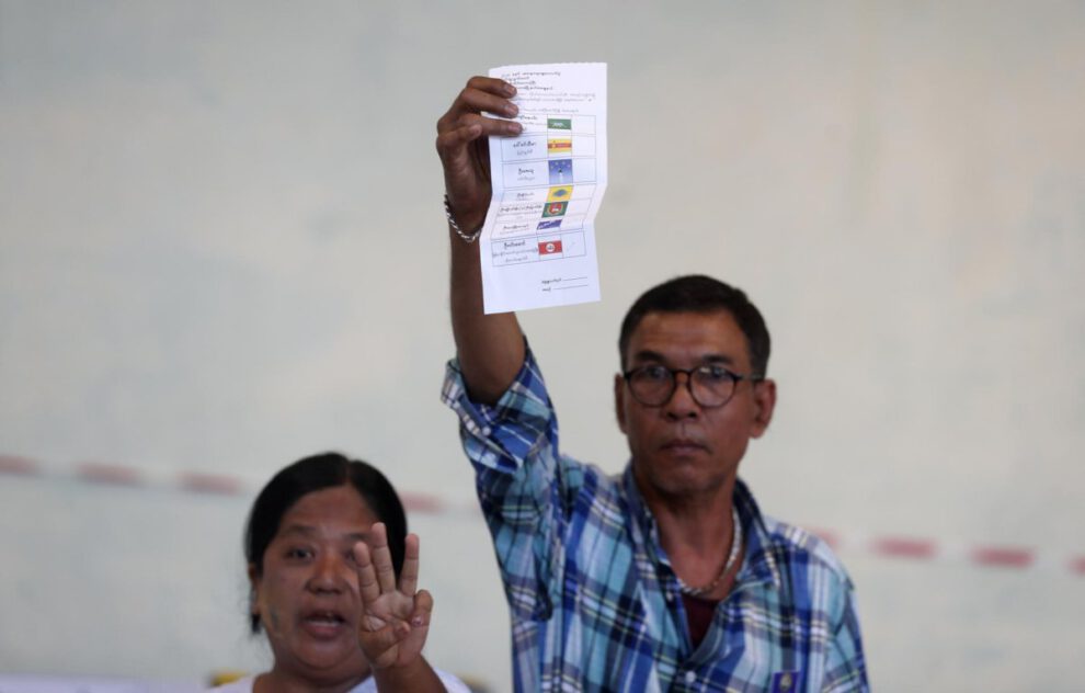 Elecciones en Birmania con poca afluencia y explosiones