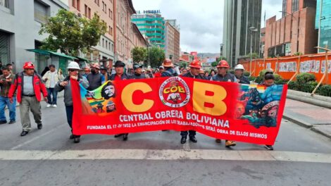 Protesta de la Central Obrera Boliviana sobre el Decreto Supremo 5503