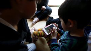 Exposición a pantallas en infancia afecta desarrollo cerebral adolescente