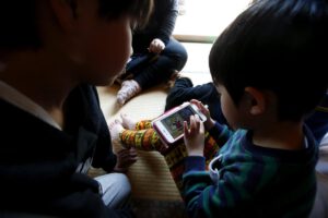 Exposición a pantallas en infancia afecta desarrollo cerebral adolescente