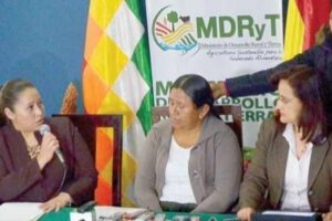 Nemesia Achacollo en conferencia de prensa