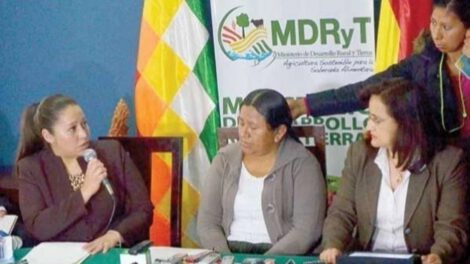 Nemesia Achacollo en conferencia de prensa