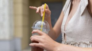 Francia aplaza prohibición de vasos plásticos hasta 2030