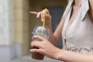 Francia aplaza prohibición de vasos plásticos hasta 2030