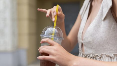 Francia aplaza prohibición de vasos plásticos hasta 2030