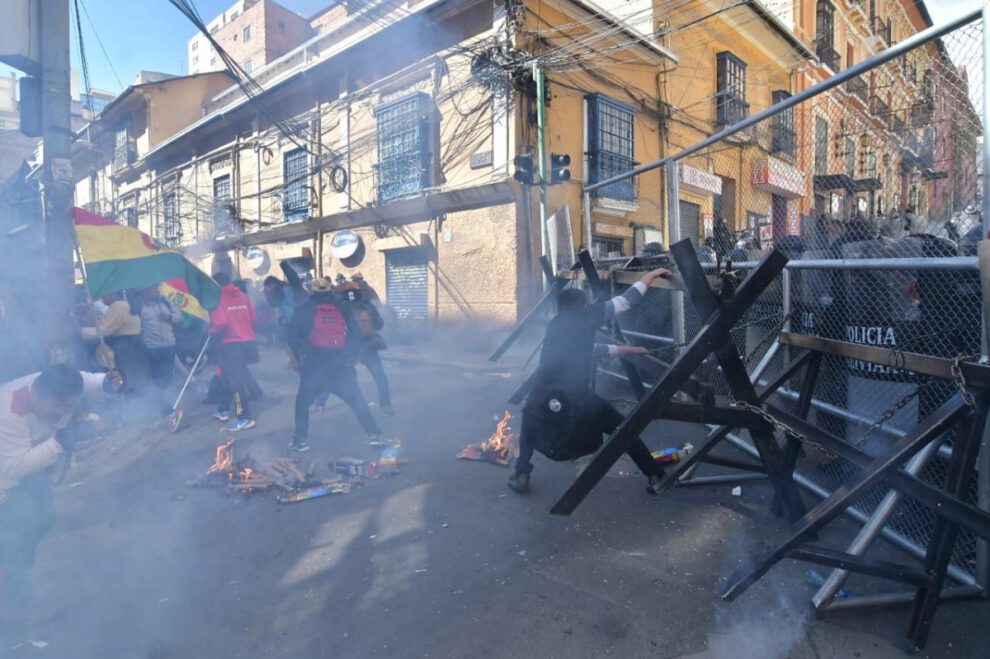 Enfrentamientos en La Paz tras ruptura de diálogo entre la COB y el Gobierno