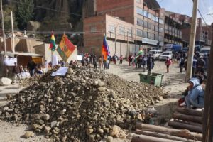 Bloqueo en Bolivia afectando carreteras clave
