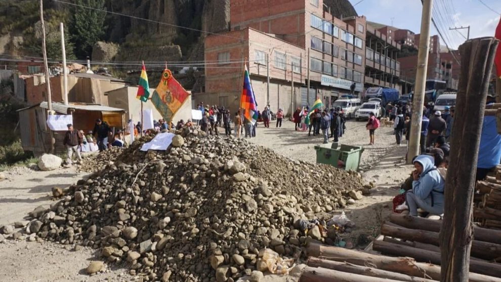 Bloqueo en Bolivia afectando carreteras clave