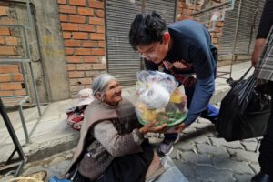 Los Trovadorcitos entregan canastones a abuelitos