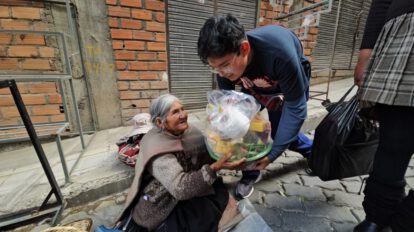 Los Trovadorcitos entregan canastones a abuelitos