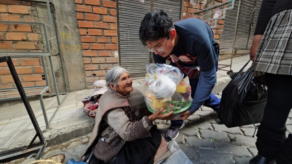 Los Trovadorcitos entregan canastones a abuelitos